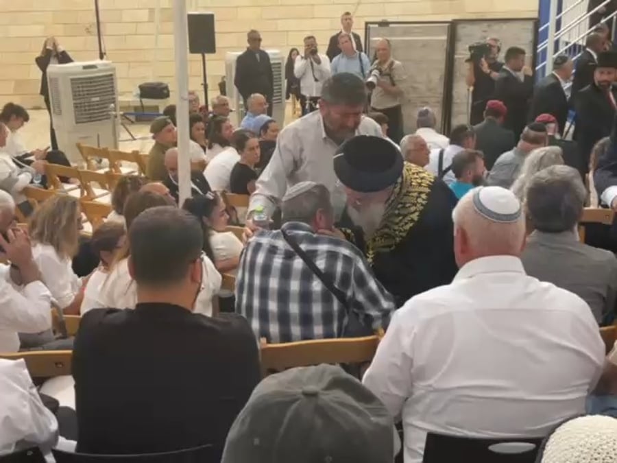 הרשל"צ מנחם ומחזק את האב השכול