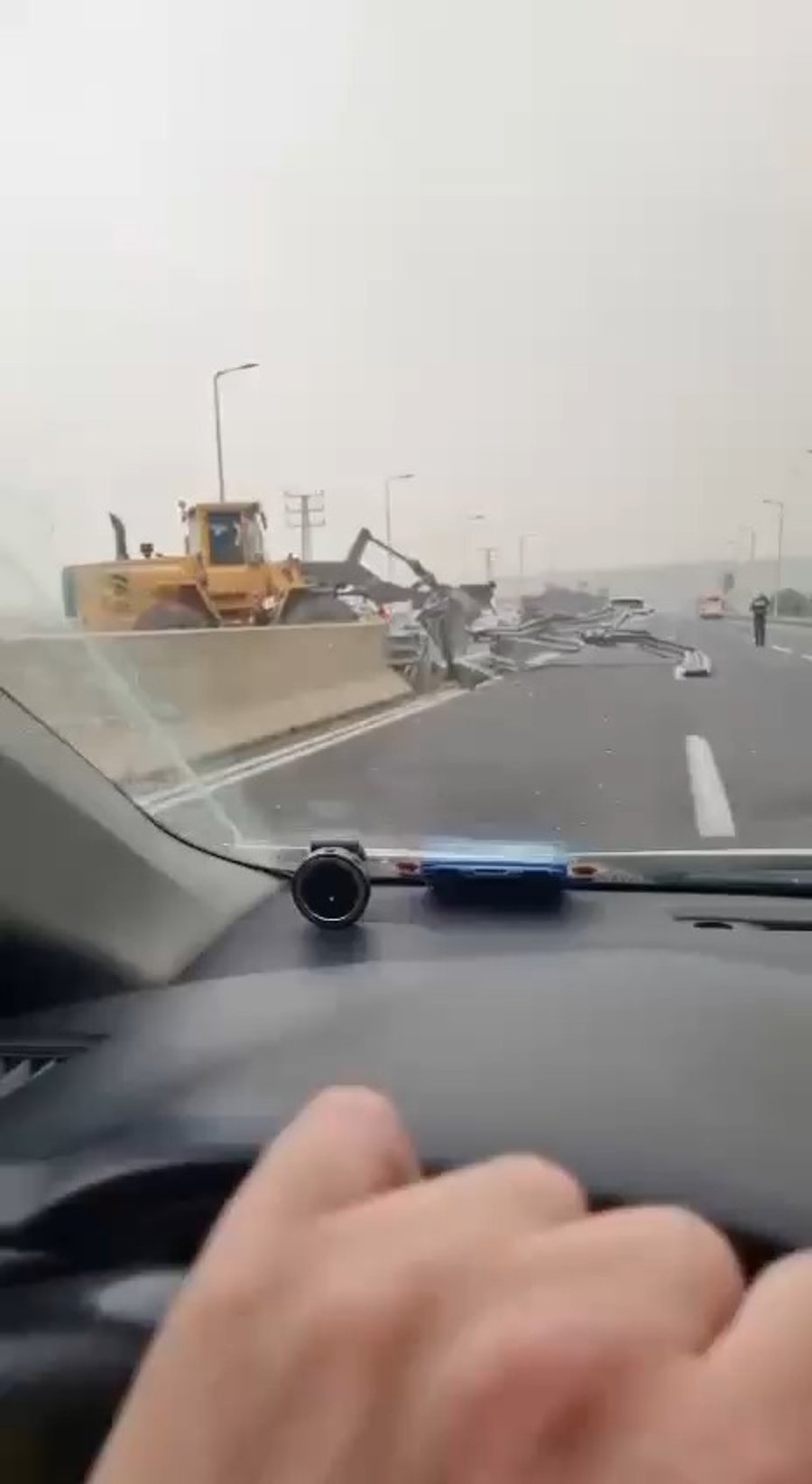 הטרקטור פותח את צירי התנועה