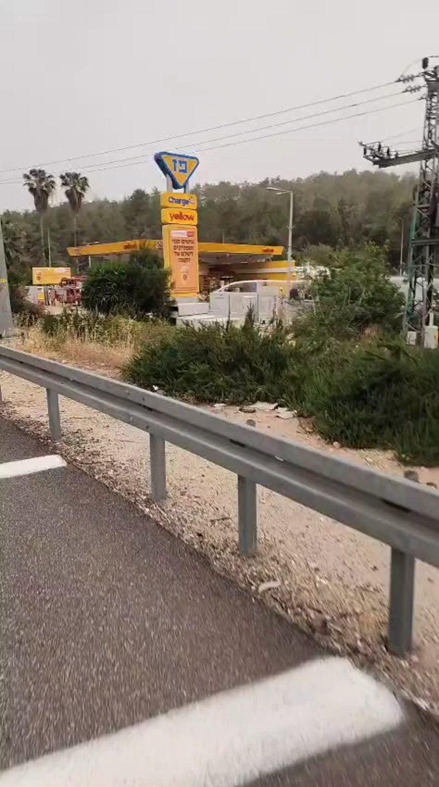 כוחות הכיבוי ליד תחנות הדלק באיזור הדליקה