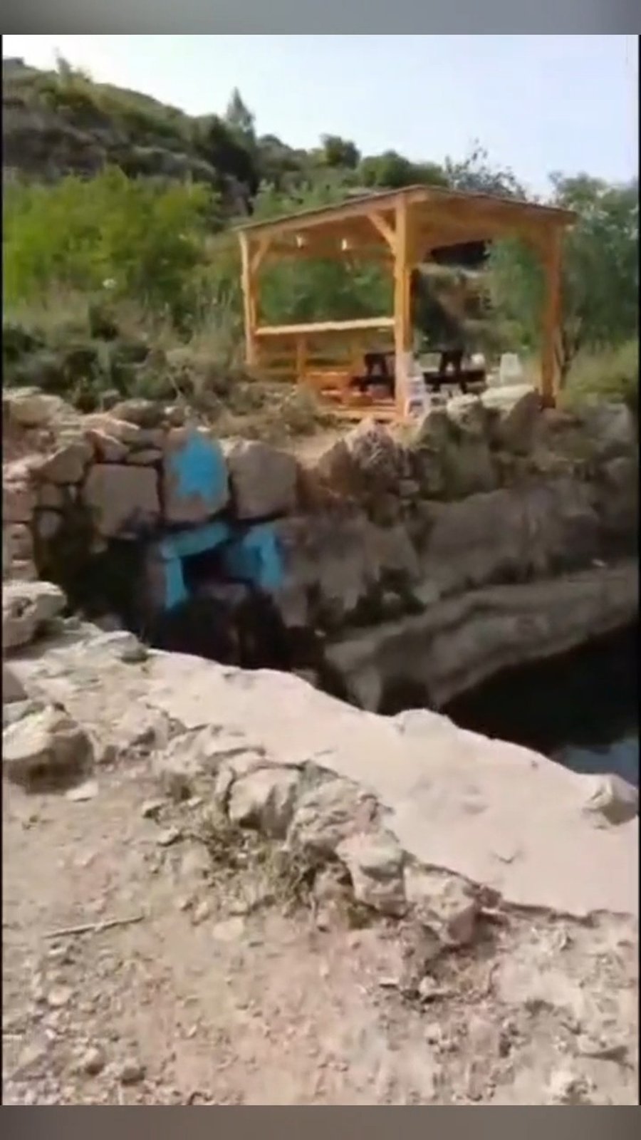 בסרטון זה תצפו תחילה, בתושב חרשה, הרב ישראל ארציאל, מתעד בכאב את הלכלוך שהשאירו המטיילים במעיין היפהפה. בהמשך, תוכלו לראות כיצד בחורי ישיבה מתגייסים ביוזמתם לניקיון המקום, יוצאים בלילה עם שקיות ומשיבים את הדר המעיין. לסיום, הרב ארציאל חוזר למעיין ביום הזיכרון ומודה בהתרגשות על המהפך