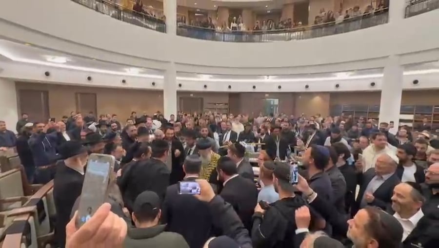 כניסת הראשל"צ לבית הכנסת המרכזי בלבלואה צרפת למעמד סיומי מסכת