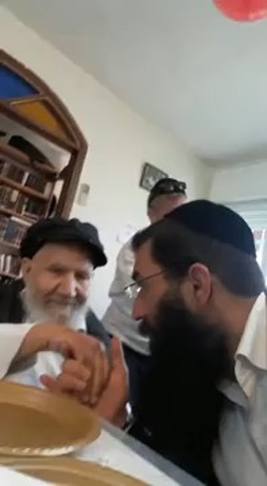 הנכד, ר' דוד חבושה שיבדל"ט, מתברך מפי סבו ר' דוד ז"ל