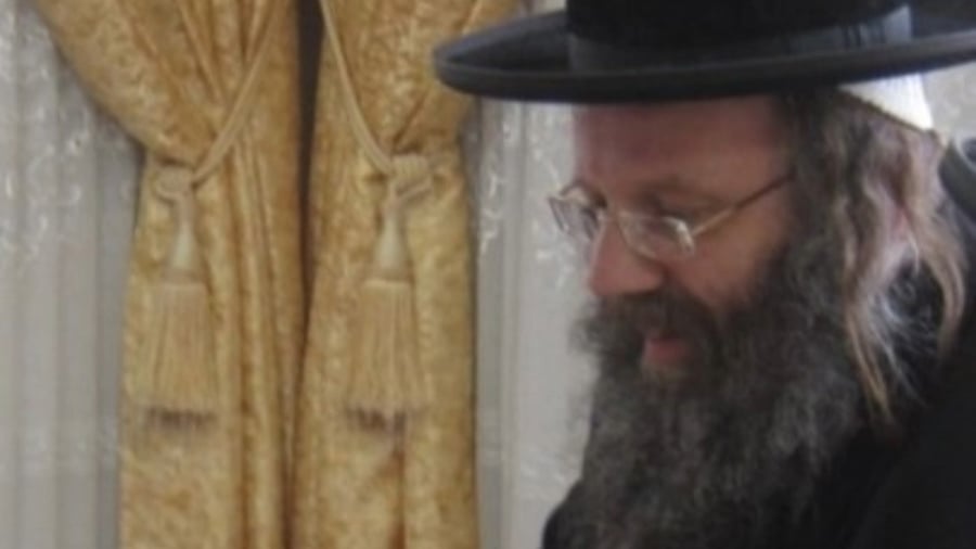 הרב ישראל מאיר גבאי על קברו של רבי חיים ויטאל