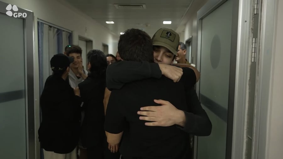 עידן אלכסנדר במפגש המרגש עם בני משפחתו ב'איכילוב'