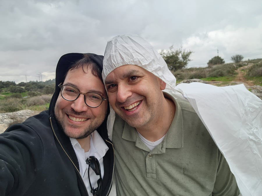 ראש עיריית לוד יאיר רביבו (עטוף במעיל גשם) וכותב השורות ההיסטוריון ישראל שפירא בסיור ביער בן שמן מדברא דלוד
