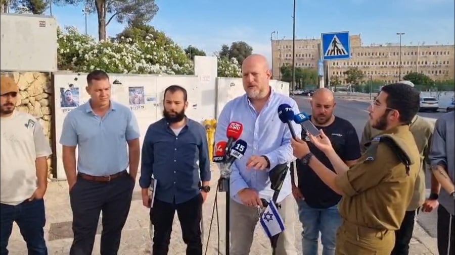 נציגי הפצועים בהצהרה לתקשורת