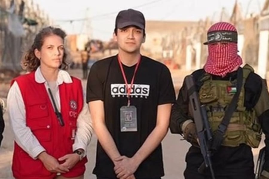 התמונה הראשונה של עידן אלכסנדר בעת המעבר ממחבלי החמאס לידי הצלב האדום