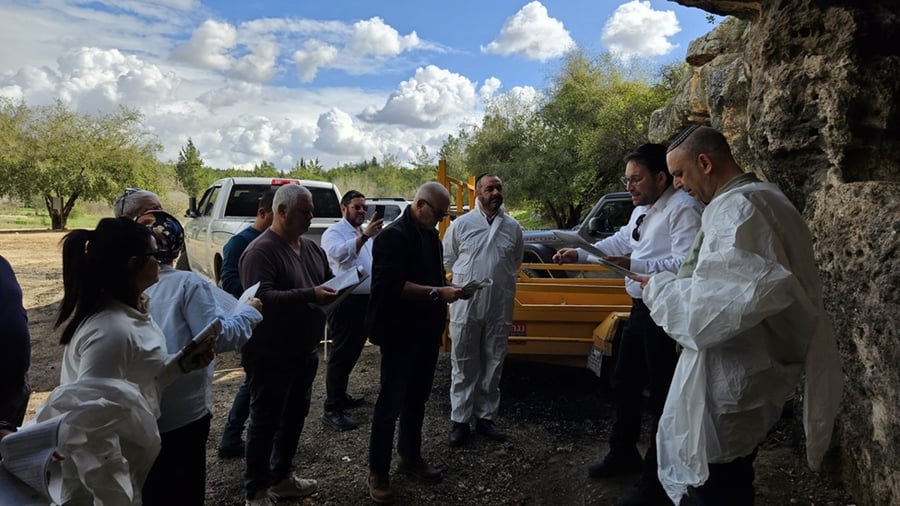 פמליית עיריית לוד במערת רשב"י בבקעת הנזירים ביער בן שמן עם כותב השורות