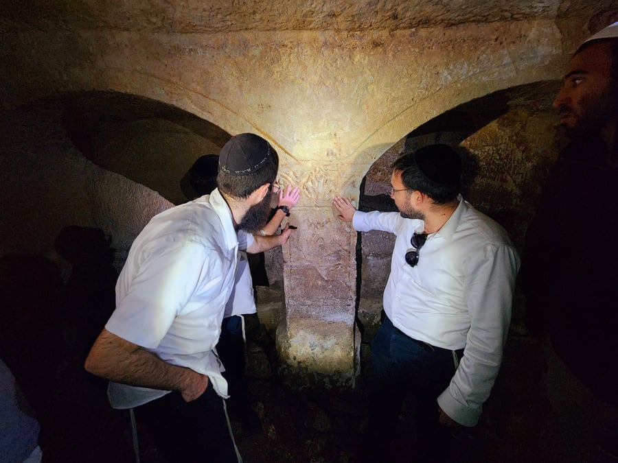 היסטוריון 'כיכר השבת' [כותב השורות] מעביר השתלמות למדריכי טיולים חרדים מערת רשב"י בבקעת הנזירים בער בן שמן