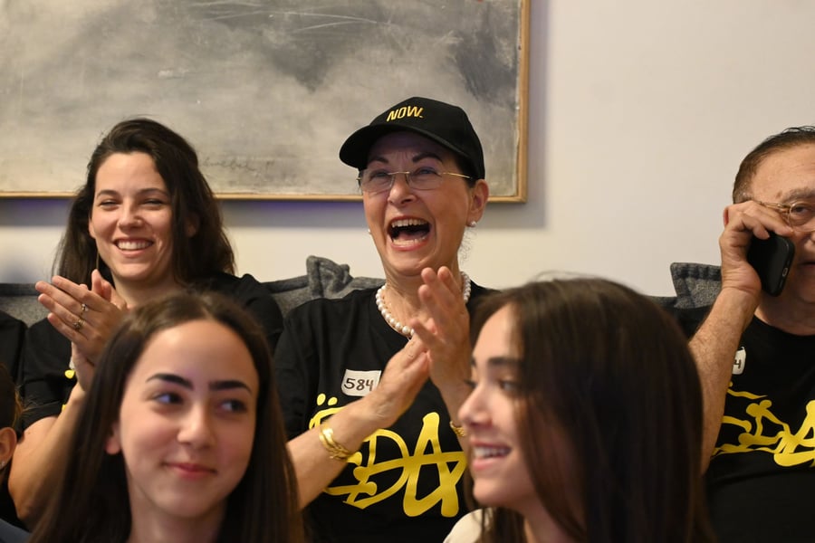עידן אלכסנדר התאחד שוב עם משפחתו: "שהחיינו וקיימנו והגיענו לזמן הזה" | דקה אחר דקה
