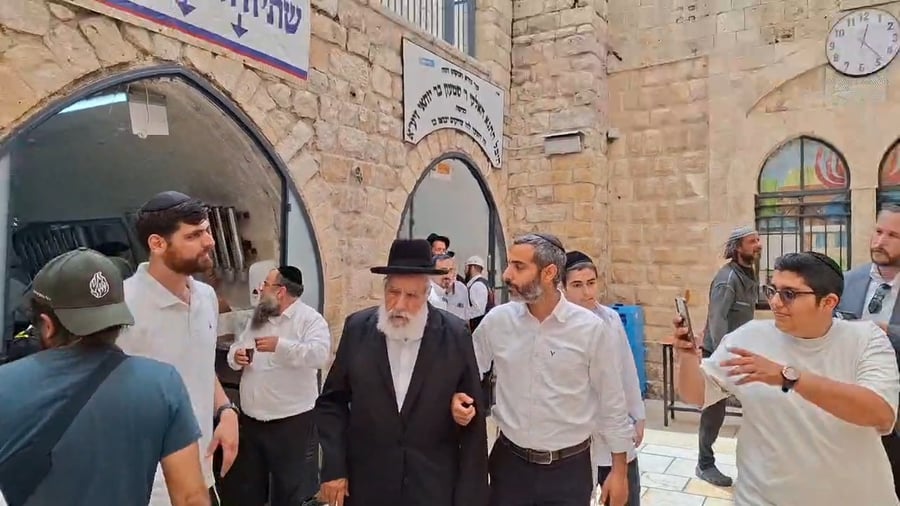 הגר"ש מחפוד בתפילה באתרא קדישא מירון