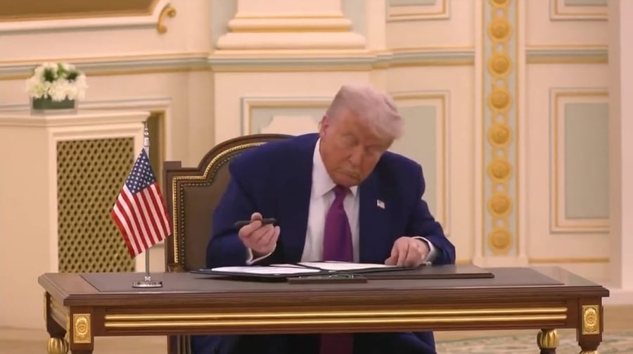 טראמפ חותם על ההסכמים בריאד