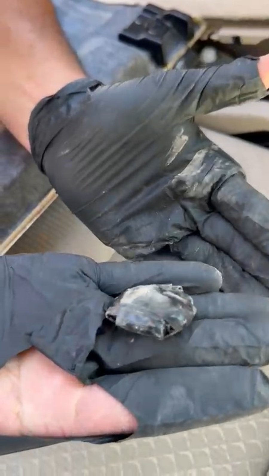 אחד המכשירים שאותר באחד מכלי הרכב