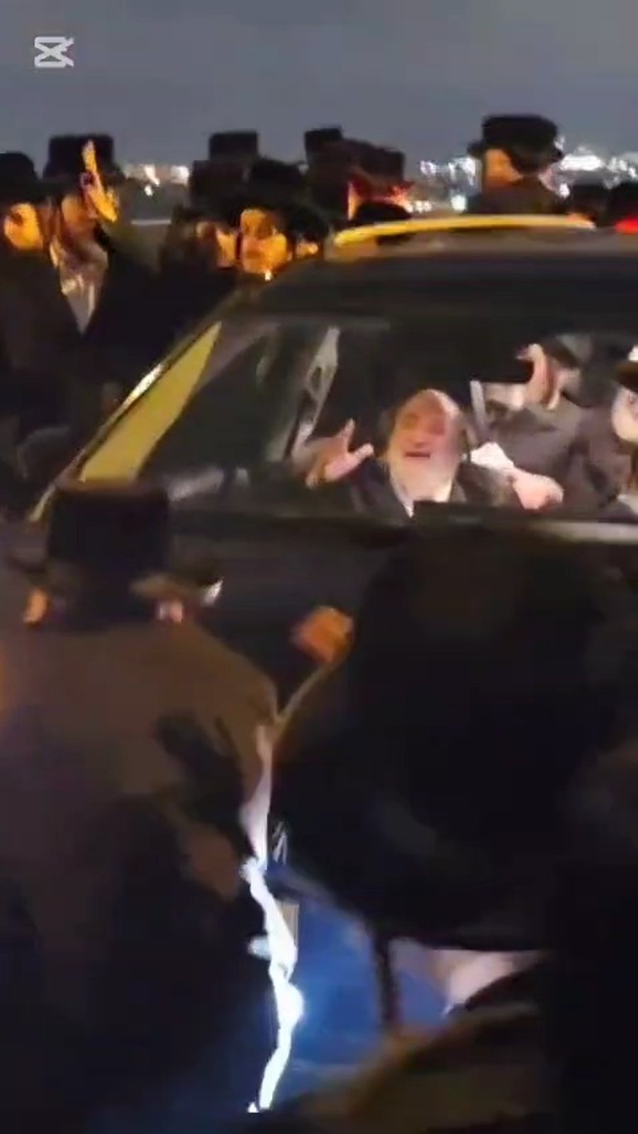 האדמו"ר מויז'ניץ בהגיעו לישוב אורה