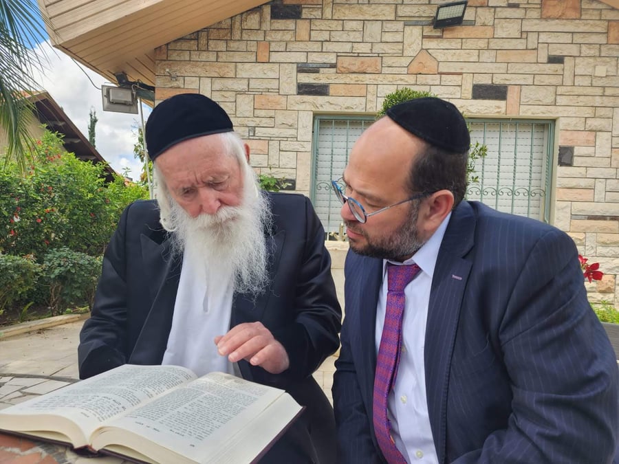 "בחביבותא" | הרב גרוסמן עם כותב השורות בלימוד חסידות
