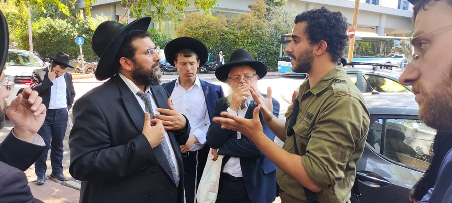 מפגינים חרדים בתל השומר