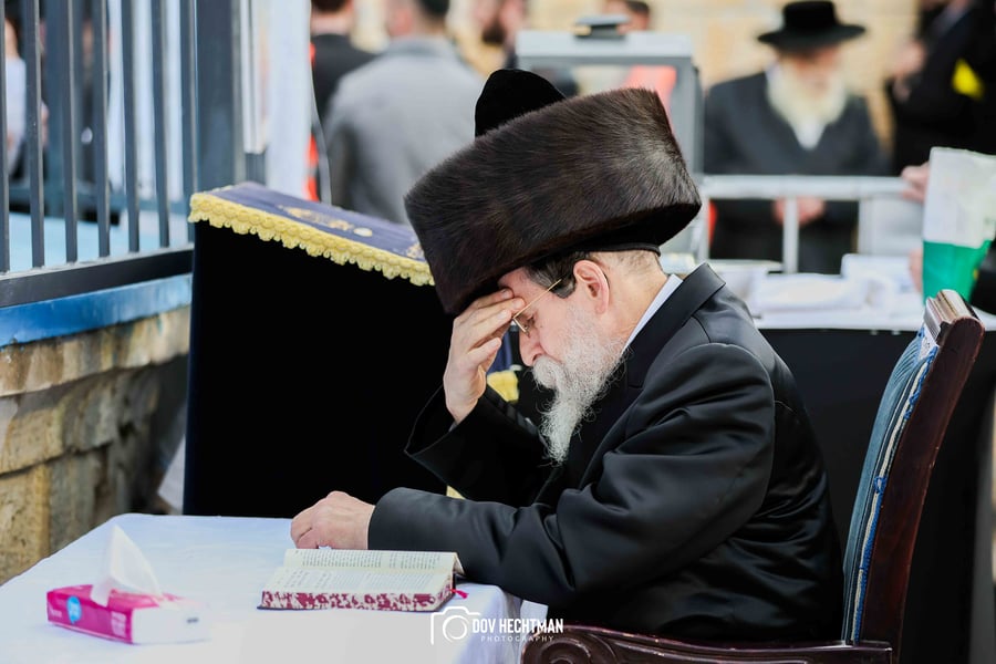 הרגע שפתח את אירועי מירון: כך הדליק האדמו"ר מבאיאן מעל הציון