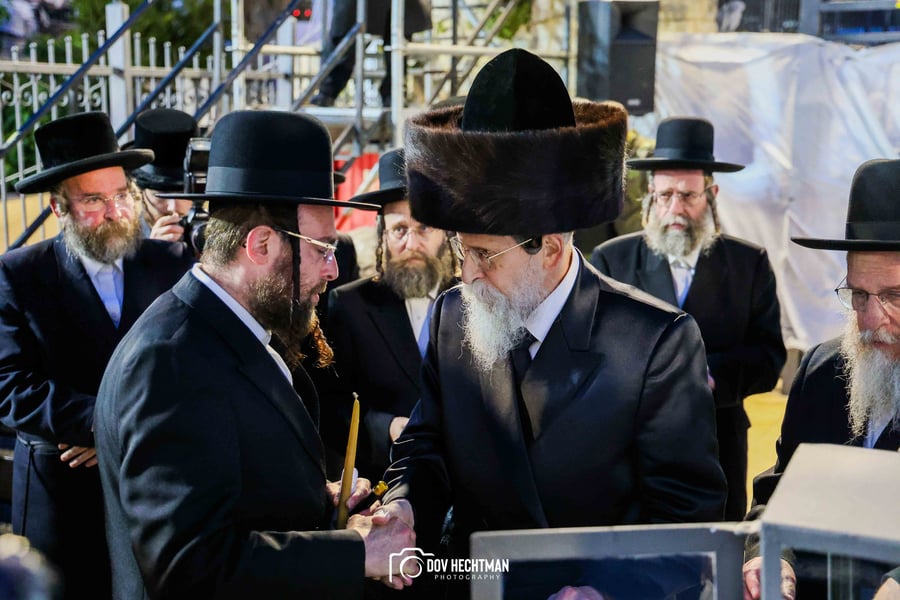 הרגע שפתח את אירועי מירון: כך הדליק האדמו"ר מבאיאן מעל הציון