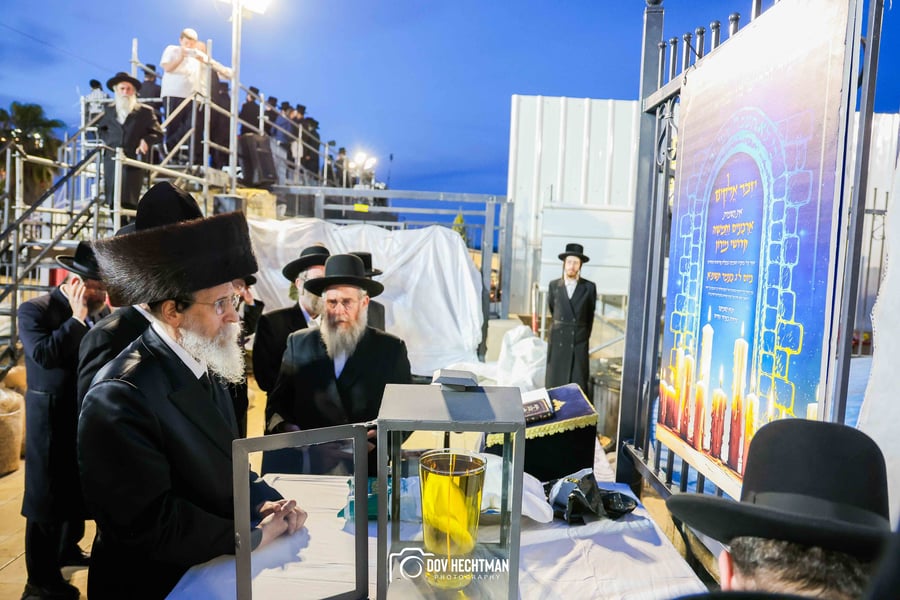 הרגע שפתח את אירועי מירון: כך הדליק האדמו"ר מבאיאן מעל הציון