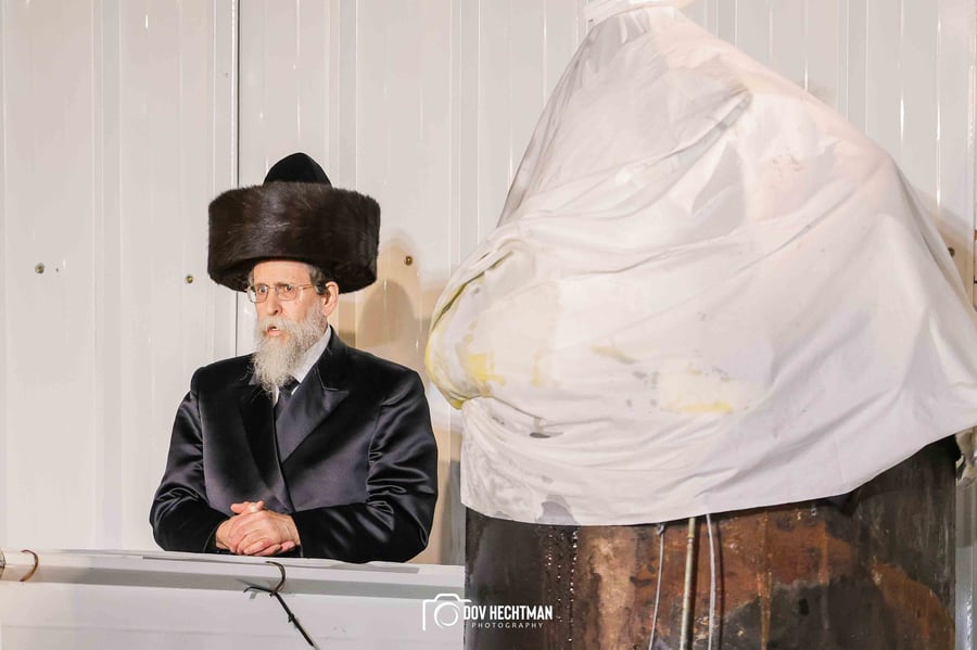 הרגע שפתח את אירועי מירון: כך הדליק האדמו"ר מבאיאן מעל הציון