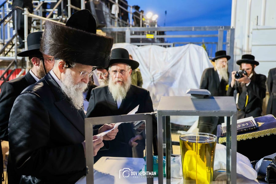 הרגע שפתח את אירועי מירון: כך הדליק האדמו"ר מבאיאן מעל הציון