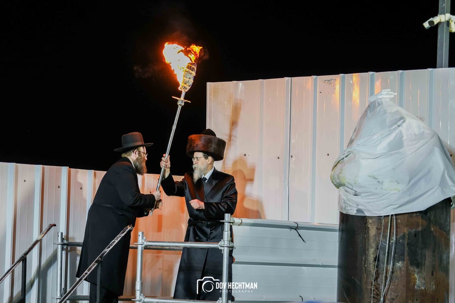 הרגע שפתח את אירועי מירון: כך הדליק האדמו"ר מבאיאן מעל הציון