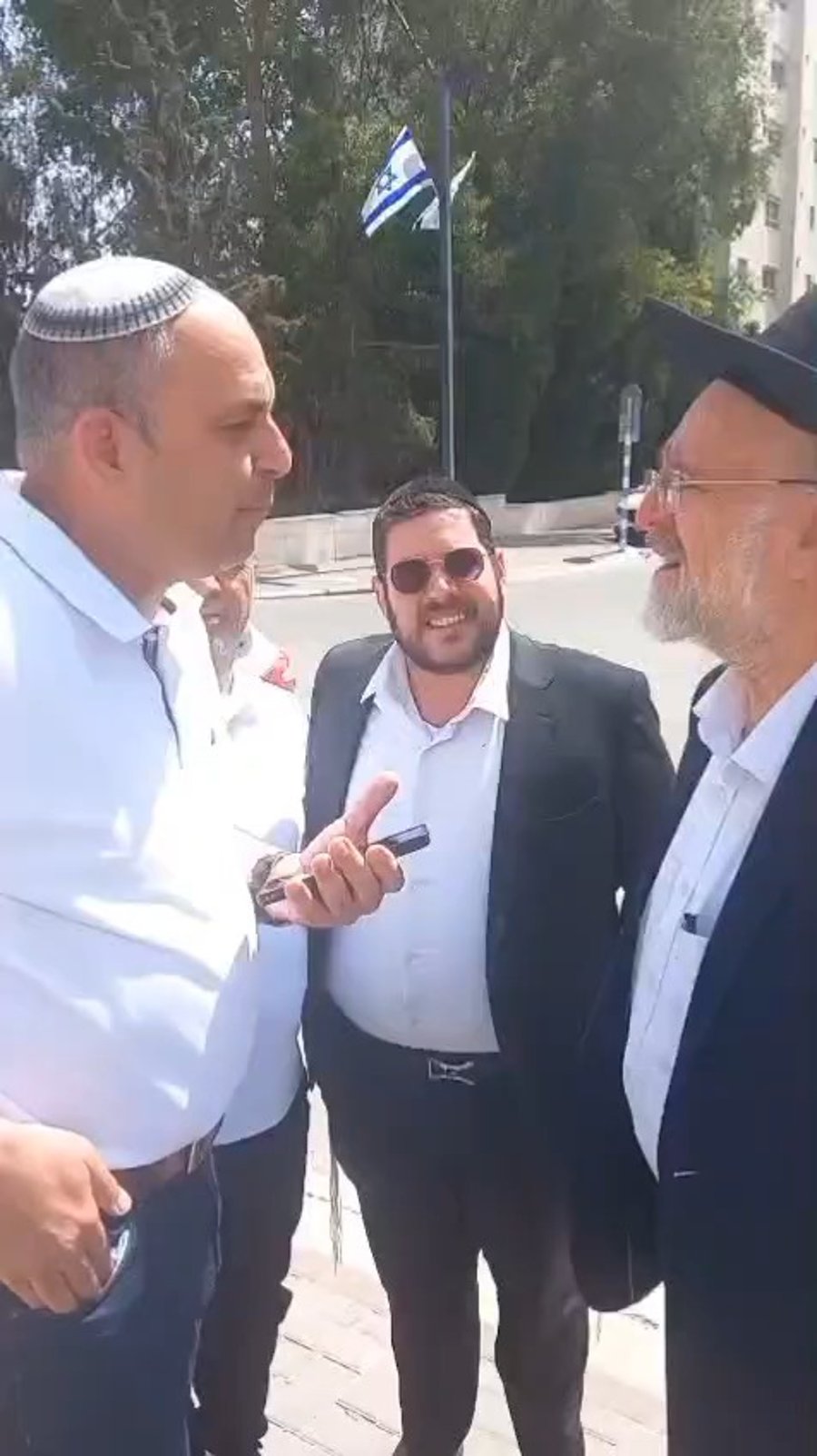 הגאון רבי ברוך רוזנבלום שפסק על מערת רשב"י בלוד במרכז הארץ עם ראש עיריית לוד יאיר רביבו המבשר לו על מציאת "מערת רשב"י" בבקעת הנזירים ביער בן שמן