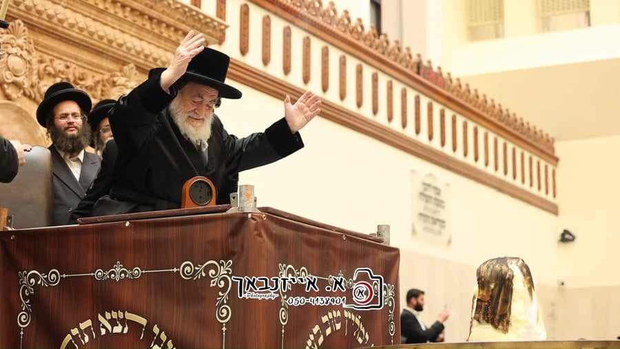 מעמד ההדלקה בחצה"ק ויז'ניץ