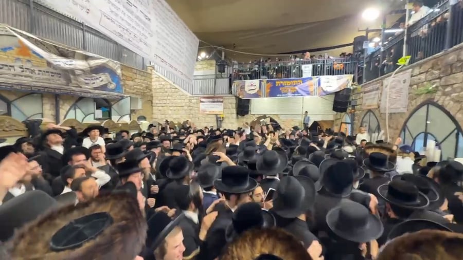 ריקודים בחצר הציון