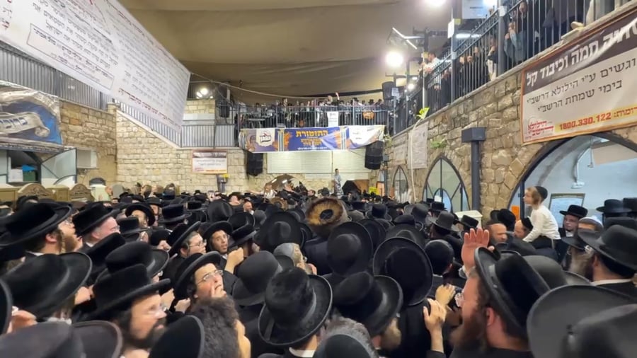 ריקודים בחצר הציון