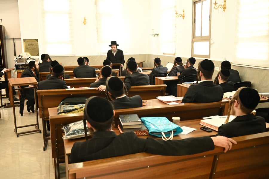 הגה"צ גאב"ד זוועהיל בשיחה לאברכי בויאן בביתר