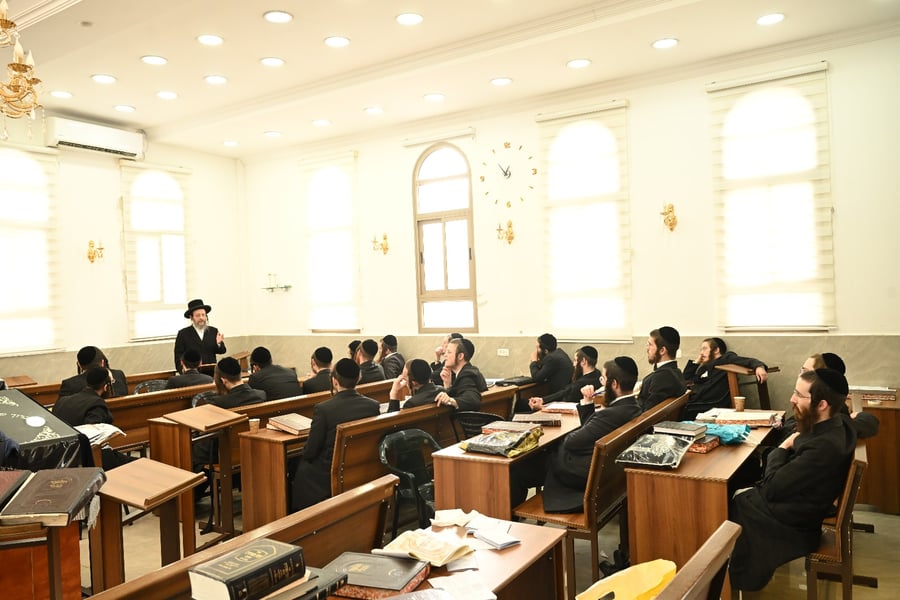 הגה"צ גאב"ד זוועהיל בשיחה לאברכי בויאן בביתר