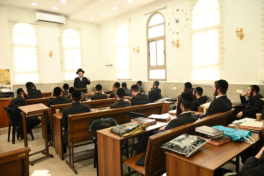 הגה"צ גאב"ד זוועהיל בשיחה לאברכי בויאן בביתר