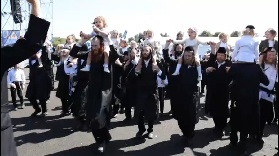 הריקודים עם ילדי החלאקה במתחם ההילולא המורחב