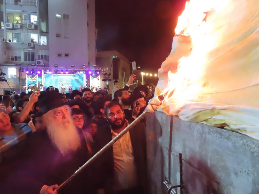 הראשל"צ הגר"ד יוסף בהדלקת המדורה בל"ג בעומר