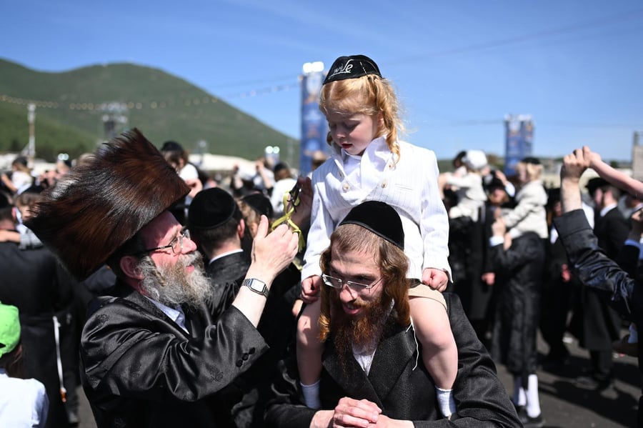 ילדי החלאקה בריקוד עם הוריהם ברחבת ציון הרשב״י במירון