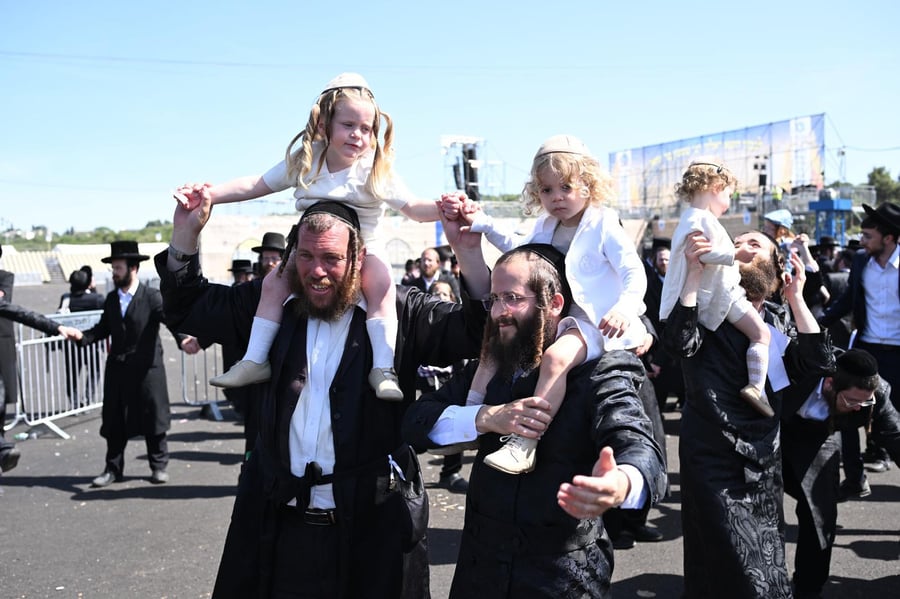 ילדי החלאקה בריקוד עם הוריהם ברחבת ציון הרשב״י במירון