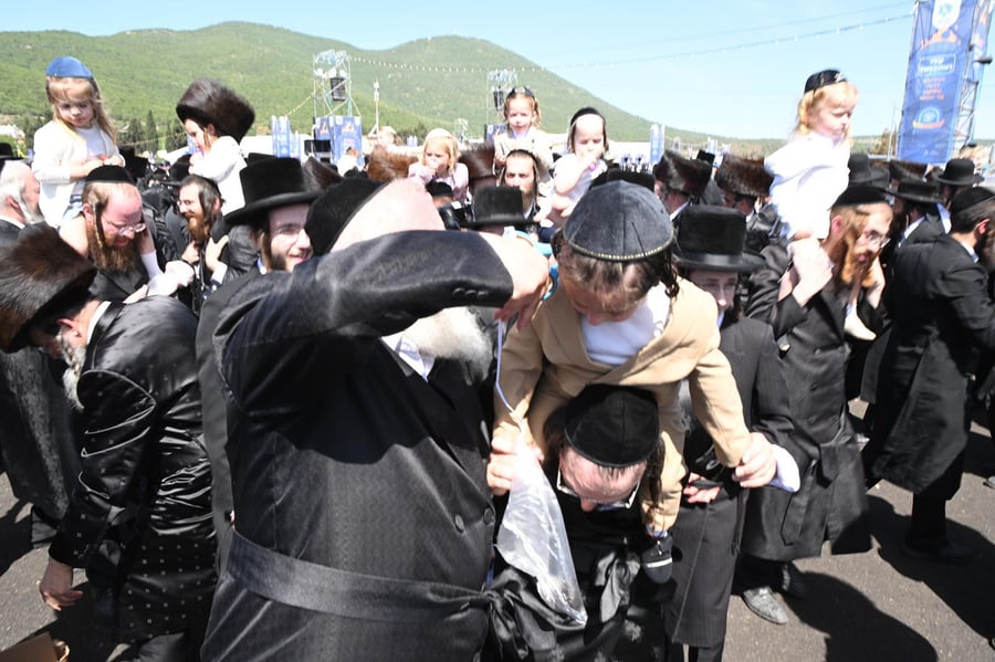 ילדי החלאקה בריקוד עם הוריהם ברחבת ציון הרשב״י במירון