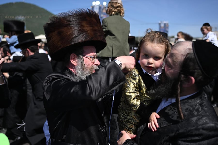 ילדי החלאקה בריקוד עם הוריהם ברחבת ציון הרשב״י במירון