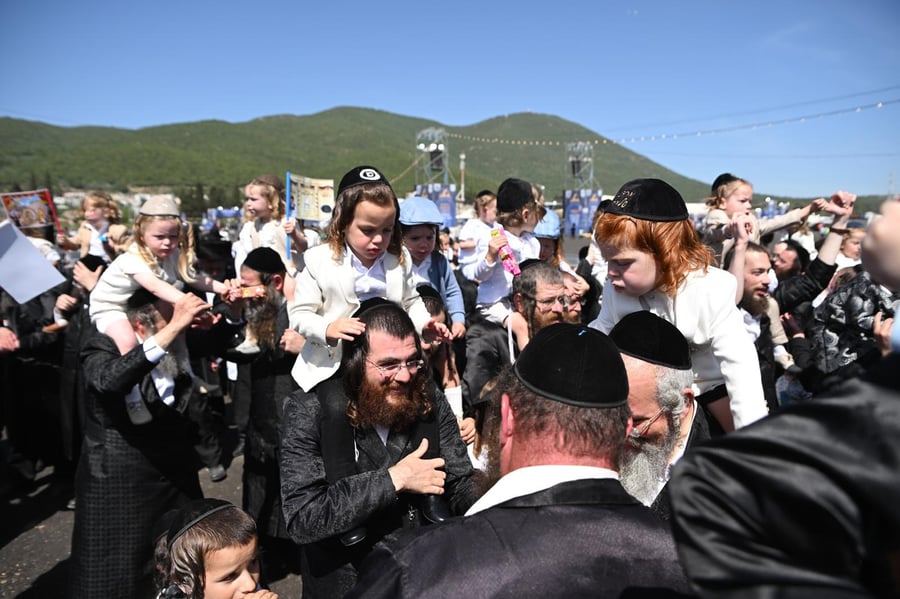 ילדי החלאקה בריקוד עם הוריהם ברחבת ציון הרשב״י במירון