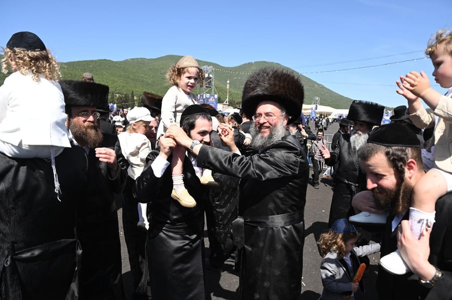 ילדי החלאקה בריקוד עם הוריהם ברחבת ציון הרשב״י במירון