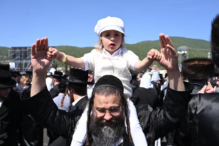 ילדי החלאקה בריקוד עם הוריהם ברחבת ציון הרשב״י במירון