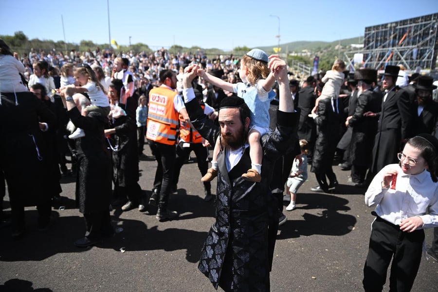 ילדי החלאקה בריקוד עם הוריהם ברחבת ציון הרשב״י במירון