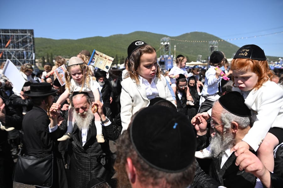 ילדי החלאקה בריקוד עם הוריהם ברחבת ציון הרשב״י במירון