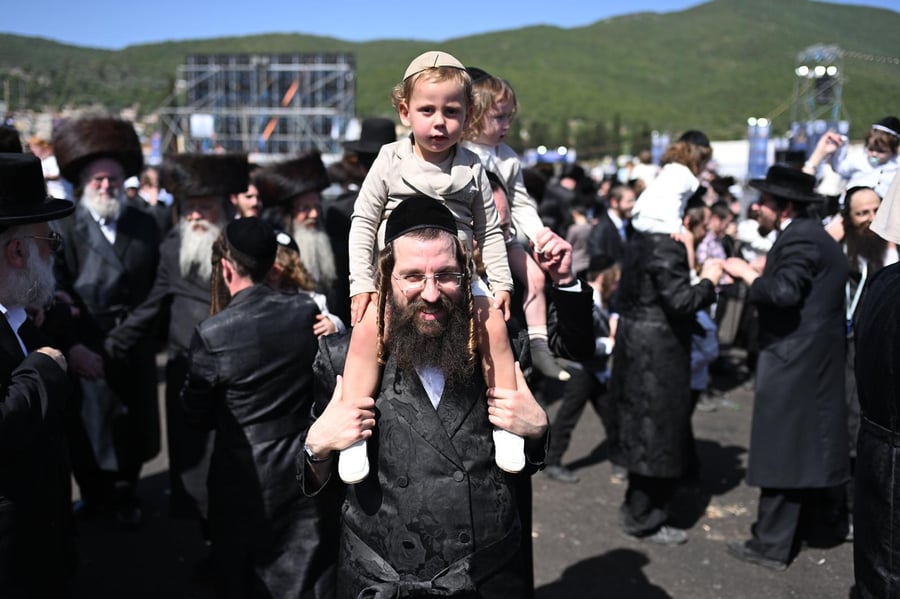 ילדי החלאקה בריקוד עם הוריהם ברחבת ציון הרשב״י במירון