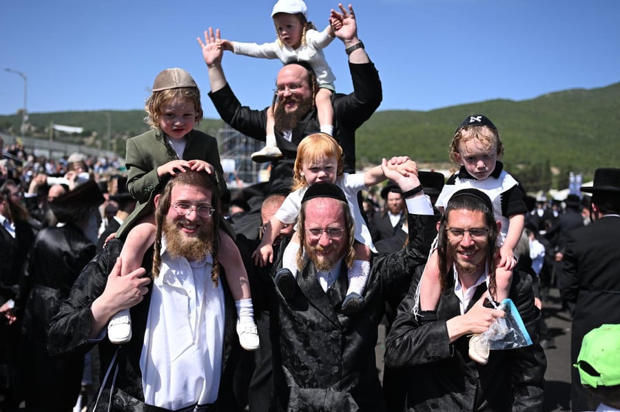 ילדי החלאקה בריקוד עם הוריהם ברחבת ציון הרשב״י במירון