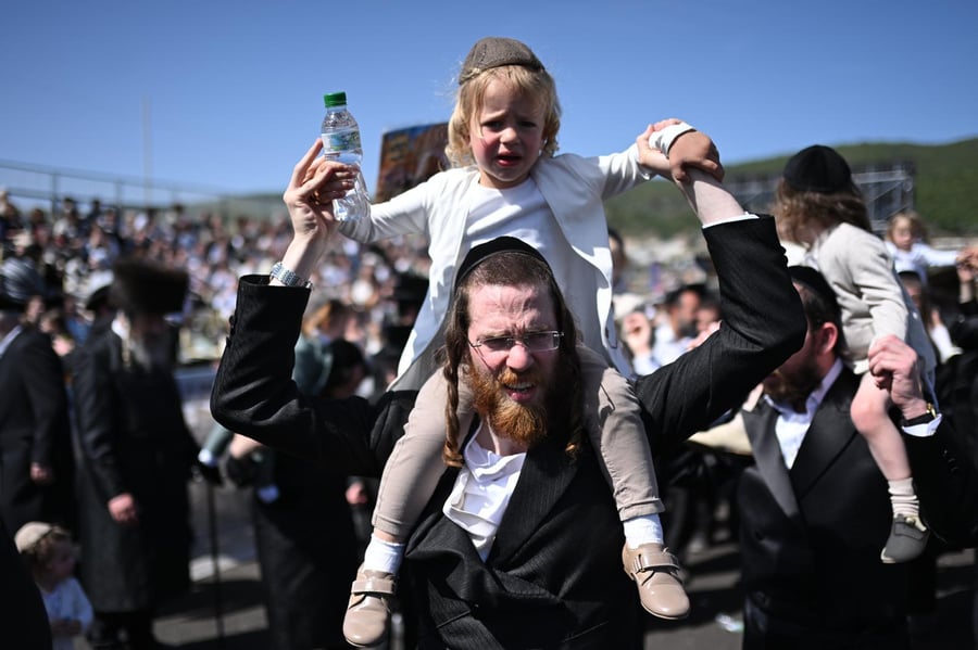 ילדי החלאקה בריקוד עם הוריהם ברחבת ציון הרשב״י במירון