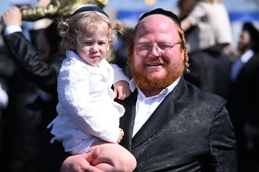 ילדי החלאקה בריקוד עם הוריהם ברחבת ציון הרשב״י במירון