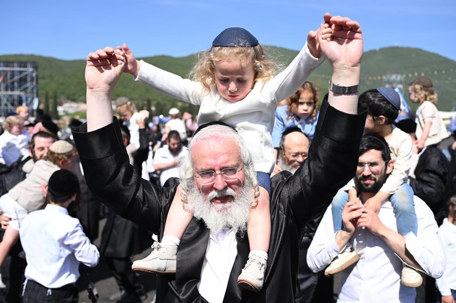 ילדי החלאקה בריקוד עם הוריהם ברחבת ציון הרשב״י במירון