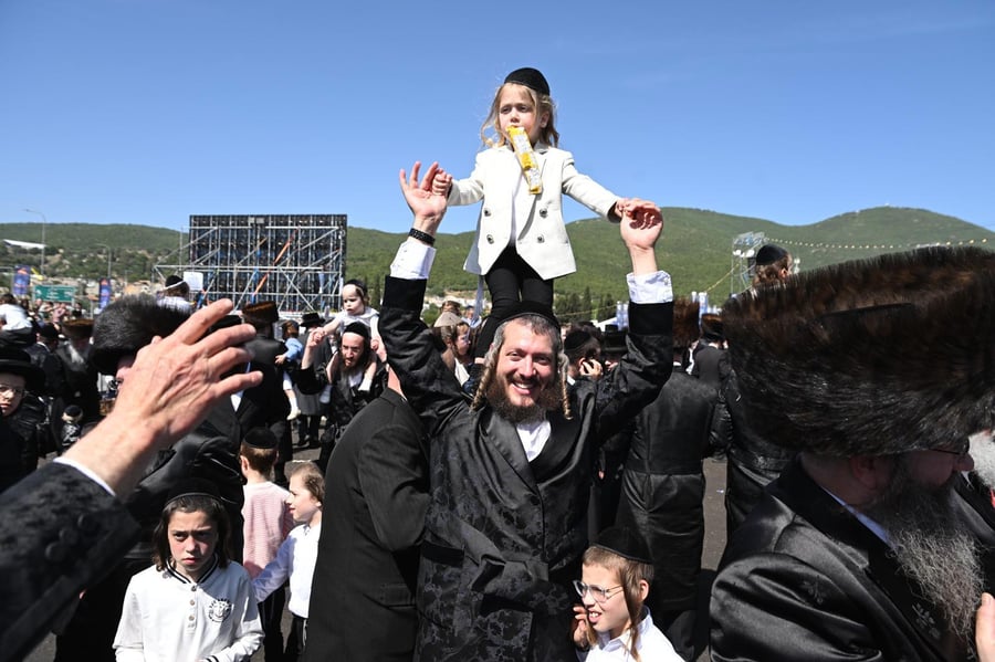 ילדי החלאקה בריקוד עם הוריהם ברחבת ציון הרשב״י במירון